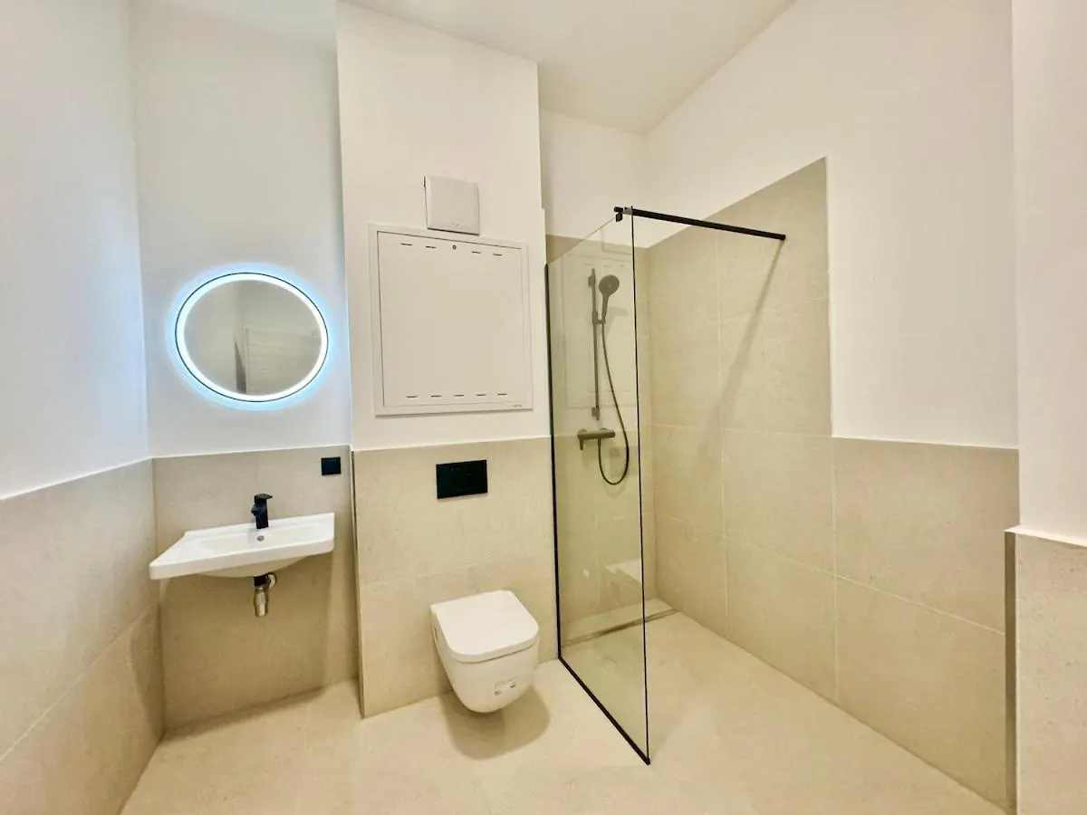 Modern Studio Apartment - Easy Access Vienna Austria