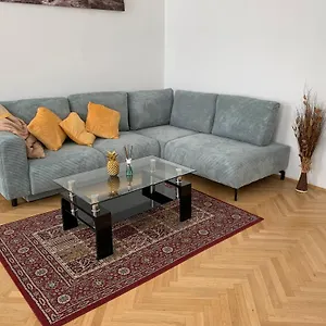 Opera شقة